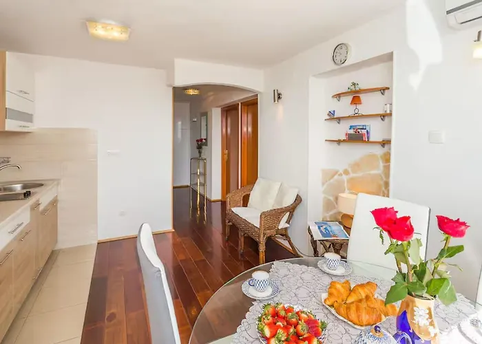 Sandy Steps Apartment Split