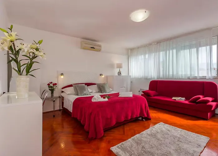 Sandy Steps Apartment Split